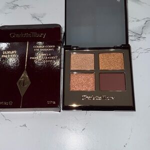 NWT Charlotte Tilbury eye shadow: the Queen of glow
Never used
Still in box